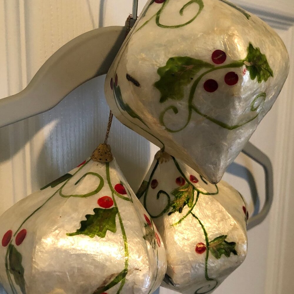 2 Capiz shell Christmas ornaments with holly design - Picture 3 of 3